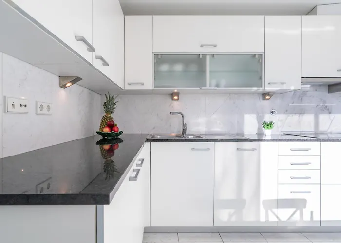 Host Wise - Gorgeous Spacious Flat - Ace Location